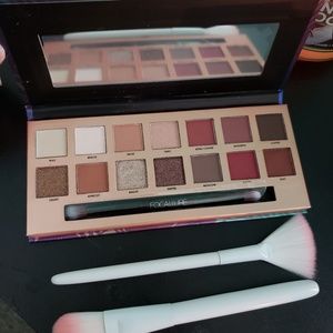 Eyeshadow palette + Brush bundle💗